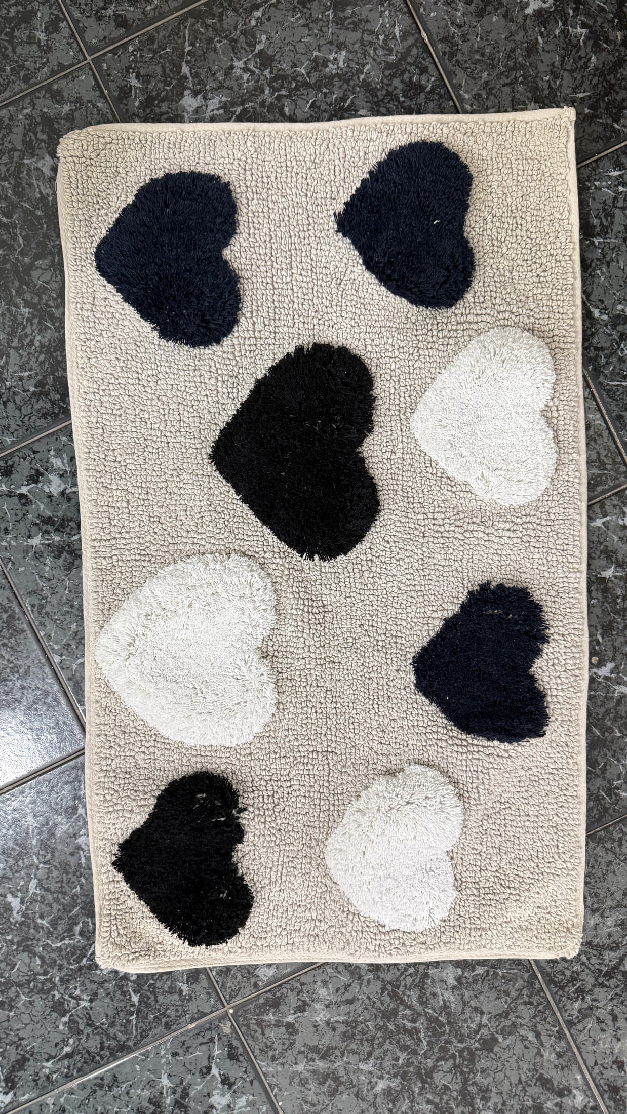Close-up of the hand-tufted weave on the Hearts Bathmat ACB-26001