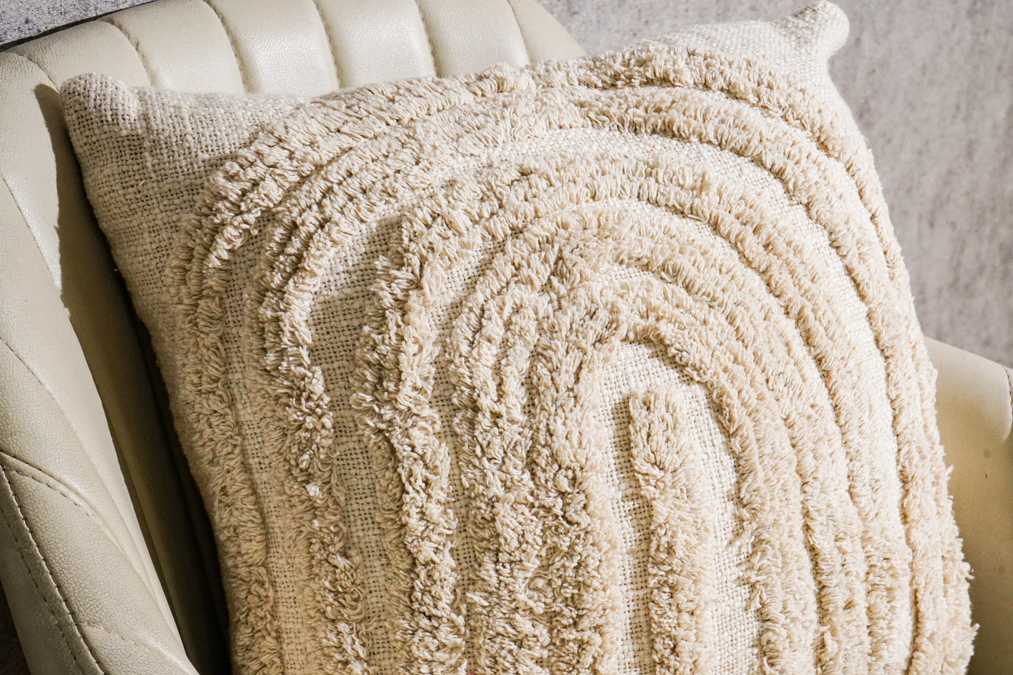 Close-up of tufted cushion cover CC-2602 edge finishing
