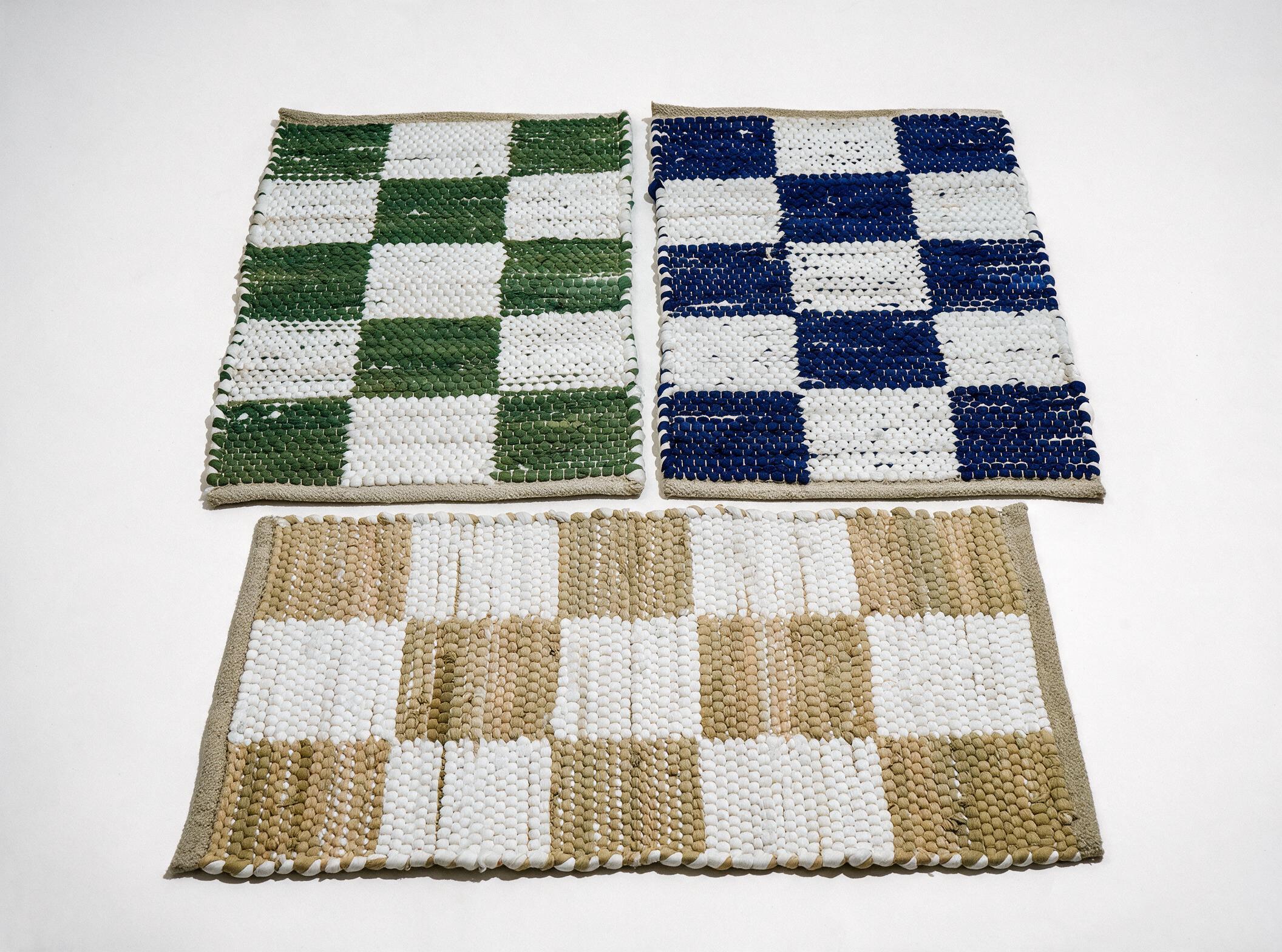 Braid tightness pull test being performed on a wholesale rug sample